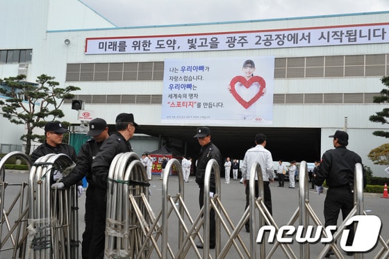 16일 오후 광주 서구 기아자동차 광주2공장 북문을 사측 경비원들이 통제하고 있다. 이날 오후 3t시 10분께 북문 인근 천막농성장에서 사내하청 비정규직 노조 간부 김모&#40;37&#41;씨가 