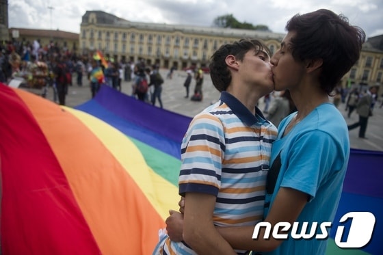 콜럼비아 보고타에서 17일(현지시간) LGTB(레즈비언·게이·트렌스젠더·바이섹슈얼) 권리 운동가들이 콜럼비아 국회 앞에서 키스를 하며 시위하고 있다. © AFP=News1  