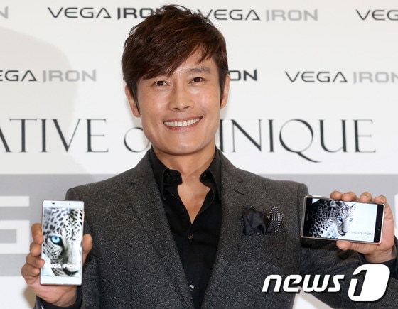 배우 이병헌이 18일 오전 서울 상암동 팬택 사옥에서 열린 풀HD 신제품 '베가 아이언' 발표회에 참석해 포즈를 취하고 있다. 2013.4.18머니투데이/뉴스1 © News1