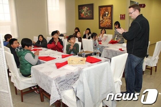 양평교육청이 12월까지 초등학교 4~6학년을 대상으로 경기영어마을 교육 프로그램을 운영한다. 사진은 조현초 교육 모습. /사진제공=양평교육청 © News1
