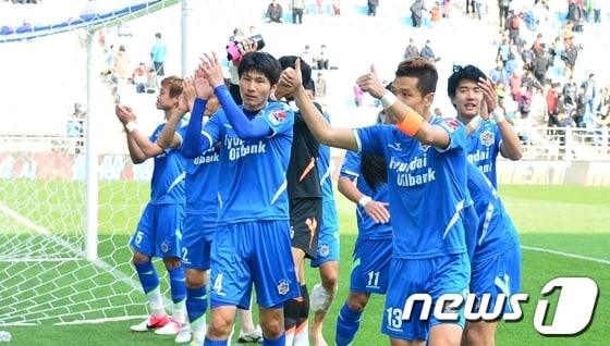 한국프로축구연맹은 지난달 31일 문수축구경기장에서 열린 현대오일뱅크 K리그 클래식 4라운드에서 강원FC를 3-0으로 꺾은 울산현대를 K리그 클래식의 위클리 베스트 팀으로 선정했다. 울산 선수들이 경기 후 승리의 기쁨을 만끽하고 있다. /사진제공=울산현대축구단 © News1  