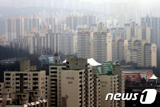 정부가 지난 1일 노후 아파트의 수직증축 리모델링을 허용하는 내용을 담은 주택시장 종합대책을 발표했다. 또한 이재명 성남시장은 공동주택 리모델링 대책으로 1조원의 기금을 조성하고 시범사업지구를 지정하는 내용의 노후 공동주택 단지 도시재생을 위한 리모델링 정책을 발표했다. 사진은 2일 오후 1기 신도시인 경기도 성남시 분당 정자동의 아파트 단지 모습.2013.4.2/뉴스1 © News1 이광호 기자