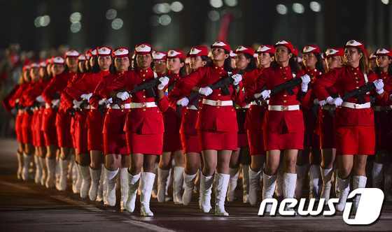 19일(현지시간) 베네수엘라의 수도 카라카스에서 열린 니콜라스 마두로의 대통령 취임식에서 베네수엘라 여군들이 행진을 하고 있다. © AFP=News1  