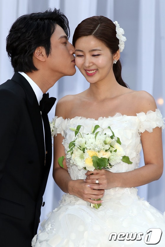 배우 한재석과 박솔미가 21일 오후 서울 광장동 쉐라톤 그랜드 워커힐호텔 애스톤하우스에서 열린 결혼식전 기자간담회에서 사랑의 키스를 나누고 있다.2013.4.21   © News1
