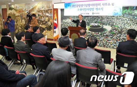 광주 서구 5.18기념재단에서 열린 5.18민중항쟁기념행사위원회 사무소 개소식과 5.18시민사랑방 개소식에서 오재일 5.18민중항쟁기념행사위원회 상임위원장이 인사말을 전하고 있다. 2013.4.22/뉴스1 © News1 정회성 