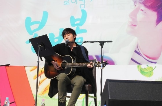 지난 21일 서울 용산구 남산 N서울타워에서 열린 게릴라 콘서트 무대에 선 가수 로이킴(제공=포츈엔터테인먼트). © News1   