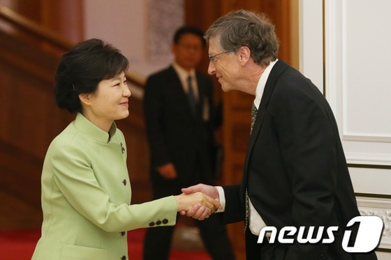 박근혜 대통령이 22일 오후 청와대를 방문한 빌 게이츠 마이크로소프트(MS) 공동 창업자 및 에너지 벤처기업 테라파워 회장과 악수를 나누고 있다. (청와대 제공) 2013.4.22/뉴스1 © News1 박철중 기자