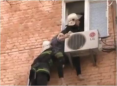 우크라이나에 살고 있는 97세 노인이 청소를 하다가 창문으로 떨어졌지만 에어컨 실외기에 매달려 구조되고 있다.(유튜브)© News1  