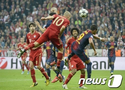 바이에른 뮌헨의 로벤(중앙)이 24일(한국시간) 독일 뮌헨 알리안츠아레나에서 열린 유럽챔피언스리그 4강 1차전 바르셀로나와 경기를 치르고있다 ©AFP=News1
