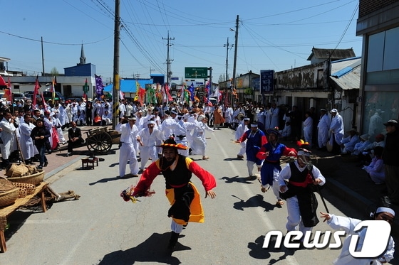 동학농민혁명 제119주년 무장기포기념제 및 무장읍성 축제가 25일 전북 고창에서 개최됐다. 동학농민군의 무장읍성 무혈입성 장면 ./사진제공=고창군© News1