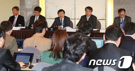 지난달 26일 서울 중구 플라자호텔에서 경제5단체가 경제현안 관련 긴급회동을 갖고 공동 성명서를 발표하고 있다. 왼쪽부터 중소기업중앙회 백양현 상무, 대한상공회의소 전수봉 상무, 한국경영자총협회 이동응 전무, 전국경제인연합회 배상근 상무, 한국무역협회 김치중 상무./뉴스1 © News1 이광호 기자