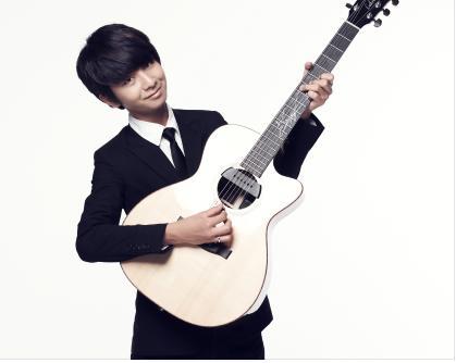 어린시절부터 놀라운 기타연주 솜씨를 뽑내온 정성하는 전세계에 걸쳐 630여만명에 이르는 유튜브 구독자를 거느린 클래식 음악계 스타 중 한명이다. 지난해 7월부터 사회복무요원으로 병역의무를 이행 중인 정성하는 '군복무자 유튜브 금지'규정에 묶여 유튜브 활동을 접었다가 병무청의 태도변화로 다시 활동에 나설 수 있게 됐다. ⓒ News1