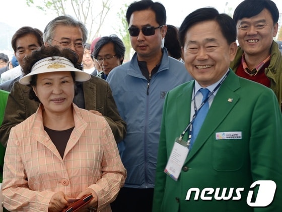 순천정원박람회장을 찾은 故 노무현 대통령 부인 권양숙 여사가 조충훈 전남 순천시장의 안내를 받으며 환하게 웃고 있다. 2013.4.27/뉴스1 © News1 김상렬 기자