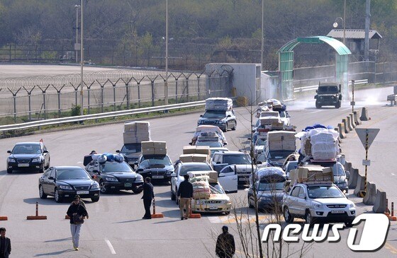 정부가 개성공단 근로자들의 전원철수 결정을 내린지 하루만인 27일 오후 경기도 파주 경의선남북출입사무소에서 입경하는 차량들이 줄을 지어 내려오고 있다. 2013.4.27/뉴스1 © News1 박철중 기자