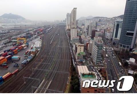 사진왼편으로 보이는 철로&#40;부산진역∼부산역&#41;일대가 2023년도까지 새로 개발되는 부지로 활용된다. © News1 