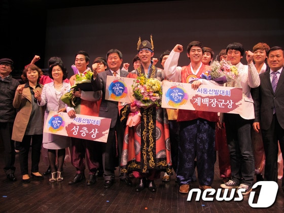 2013년 ‘서동선발대회’에서 선발된 ‘서동왕자’ 심연석(좌측), 성 충, 배승찬 군.(사진제공=익산문화재단) © News1 박윤근 기자