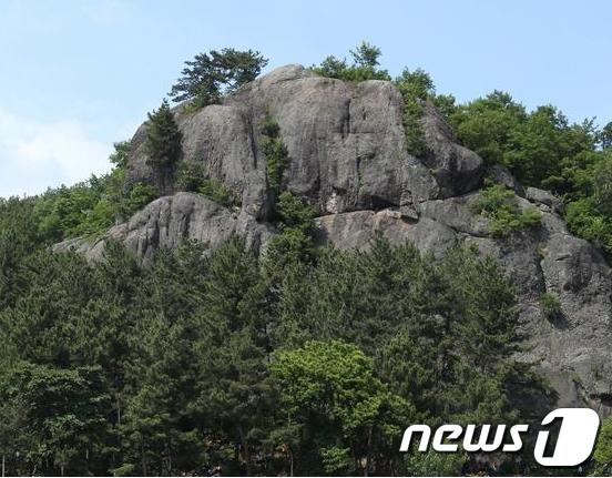 고 노무현 전 대통령 사저 인근에 있는 부엉이바위 모습. © News1 