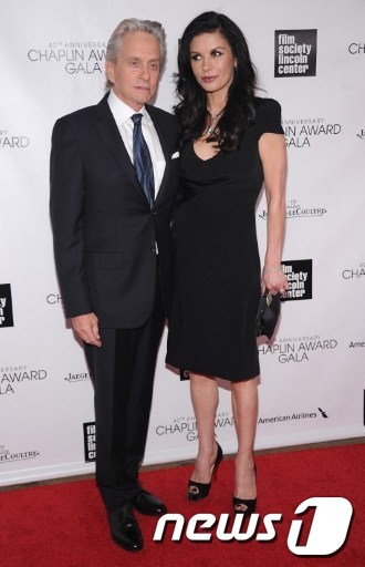 마이클 더글라스와 부인 캐서린 제타-존스 © AFP=News1