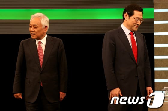 30일 오후 서울 여의도 KBS방송국에서 열린 민주통합당 당대표 후보 초청 토론회에서 김한길(왼쪽), 이용섭 후보가 방송시작 전 악수를 나눈뒤 각자의 자리로 향하고 있다.2013.4.30/뉴스1 © News1 이광호 기자