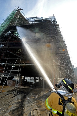 4일 오전 8시 30분경 전북 전주시 중노송동 기린봉 아파트 앞 교회 신축공사장에서 화재가 발생해 소방대원들이 화재 진압을 하고 있다. 경찰은 인부들이 용접작업을 하던중 불똥이 스티로폼에 튀어 화재가 났다는 진술을 토대로 정확한 화재 원인을 조사중이다.2013.04.04/뉴스1 © News1 김대웅 기자