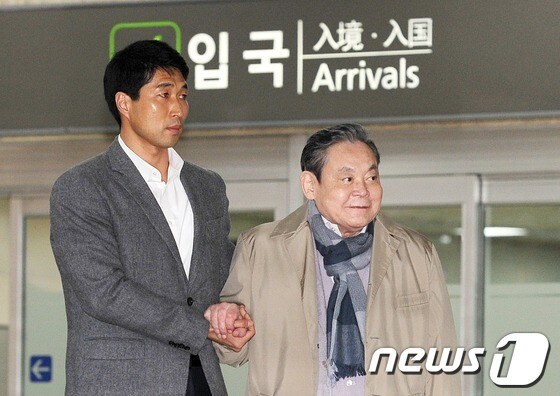 이건희 삼성 회장이 6일 오후 서울 김포공항으로 귀국하고 있다. 이 회장은 지난 1월11일 하와이로 출국한 뒤 일본과 하와이를 오가며 석 달 가까이 해외에서 경영구상과 휴식을 취하고 이날 귀국했다. 2013.4.6/뉴스1 © News1   박철중 기자