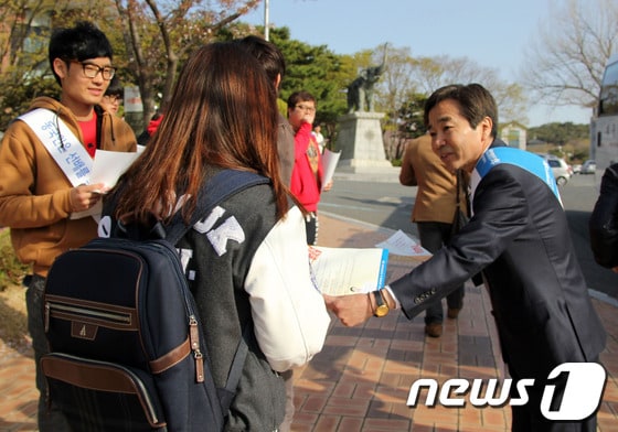 이계영 동국대경주캠퍼스 총장이 학생들에게 건전한 대학문화를 지켜 줄 것을 당부하며 유인물을 나눠주고 있다./사진제공=동국대경주캠퍼스© News1  