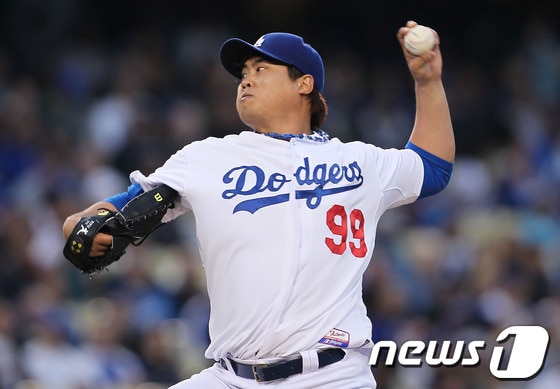 1일(한국시간) 열린 콜로라도 로키스와 홈경기에서 삼진을 12개나 잡아내며 시즌 3승을 거머쥔 류현진. © AFP=News1