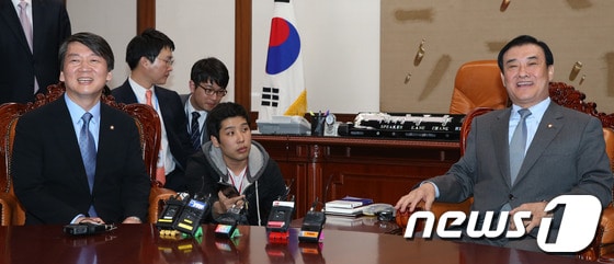 강창희 국회의장과 안철수 무소속 의원이 1일 오후 서울 여의도 국회 국회의장실에서 환담을 나누고 있다. 2013.5.1/뉴스1 © News1 송원영 기자