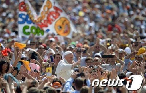 프란치스코 교황이 1일(현지시간) 노동절을 맞아 성베드로 광장에서 가진 '주간 일반 알현'에 모인 수천 명의 사람들의 환영에 화답하고 있다. © AFP=News1 김정한 기자