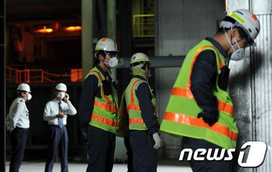 10일 오전 2시 30분께 충남 당진시 현대제철 공장에서 아르곤가스가 누출돼 근로자 5명이 사망하는 사고가 발생했다. 사고현장이 통제된 가운데 회사 관계자와 경찰들이 분주히 움직이고 있다. 2013.5.10/뉴스1 © News1 허경 기자