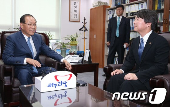 황우여 새누리당 대표가 10일 서울 여의도 국회 의원회관 황 대표 사무실을 찾은 안철수 무소속 의원과 만나 환담을 나누고 있다. 2013.5.10/뉴스1 © News1 송원영 기자