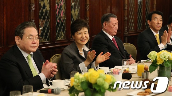 박근혜 대통령이 8일(현지시간) 미국 워싱턴 해이 애덤스 호텔에서 열린 수행 경제인들과의 조찬에서 박수를 치고 있다. 왼쪽부터 이건희 삼성전자 회장, 박 대통령, 정몽구 현대차그룹 회장, 김창근 DK수펙스협 의장.(청와대 제공)2013.5.10/뉴스1 © News1