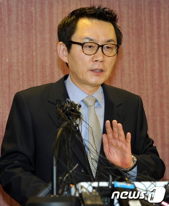 박근혜 대통령의 미국 방문 수행 중 성추행 의혹으로 전격 경질된 윤창중 청와대 전 대변인이 11일 오전 서울 종로구 부암동 AW컨벤션센터에서 해명 기자회견을 하고 있다. 윤 전 대변인은 박 대통령의 방미 기간 중 주미 한국대사관에서 비서로 파견한 인턴 여직원 A&#40;21&#41;씨를 성추행한 의혹을 받고 있다. 2013.5.11/뉴스1 © News1 손형주 기자