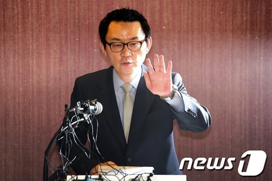 박근혜 대통령의 미국 방문 수행 중 성추행 의혹으로 전격 경질된 윤창중 청와대 전 대변인이 11일 오전 서울 종로구 부암동 AW컨벤션센터에서 기자회견을 열고 의혹을 전면 부인하는 해명을 하고 있다. 윤 전 대변인은 박 대통령의 방미 기간 중 주미 한국대사관에서 비서로 파견한 인턴 여직원 A(21)씨를 성추행한 의혹을 받고 있다. 2013.5.11/뉴스1 © News1 한재호 기자