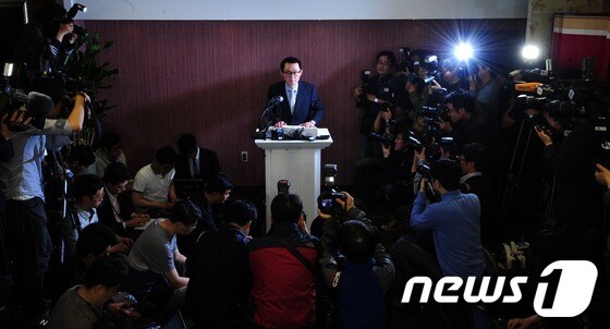 박근혜 대통령의 미국 방문 수행 중 성추행 의혹으로 전격 경질된 윤창중 청와대 전 대변인이 11일 오전 기자회견을 열고 의혹을 전면 부인하는 해명을 하고 있다. © News1 한재호 기자