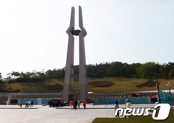 5·18 민주화운동 33주년을 앞두고 시민들이 광주 북구 운정동 국립 5·18 민주묘지를 참배하고 있다. (뉴스1 자료사진) © News1 위안나 기자