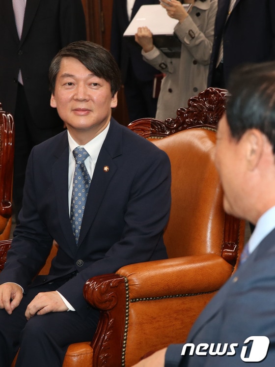 강창희 국회의장이 지난 13일 오전 서울 여의도 국회의장실을 방문한 안철수 의원이 대화를 하고 있다. 이날 안 의원은 교육문화체육관광위원회, 보건복지위원회, 환경노동위원회 등 3곳의 상임위 중 한 곳에 배정되길 희망한다는 뜻을 강 의장에게 전달했다고 밝혔다. 2013.5.13/뉴스1 © News1 송원영 기자