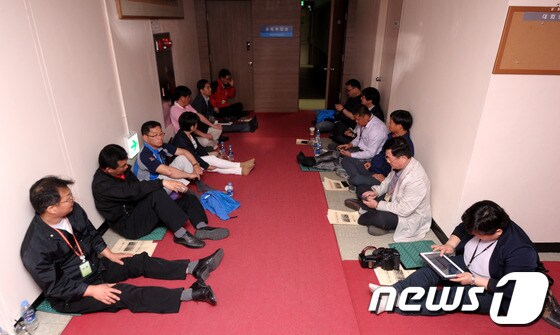 전국시·도교육청공무원노동조합원들이 13일 교욱부 장관실 앞에서 농성을 벌이고 있다. © News1 안은나 기자