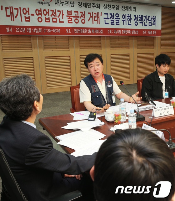 14일 오전 서울 여의도 국회 의원회관 세미나실에서 열린 새누리당 경제민주화실천모임 주최 &#39;대기업과 영업점 간 불공정 행위 근절방안 정책간담회&#39;에서 김진택 농심특약점전국협의회 대표가 농심과 체결한 자금이체 약정서를 들어 보이며 불공정 영업 실태를 고발하고 있다. 2013.5.14/뉴스1 © News1   오대일 기자