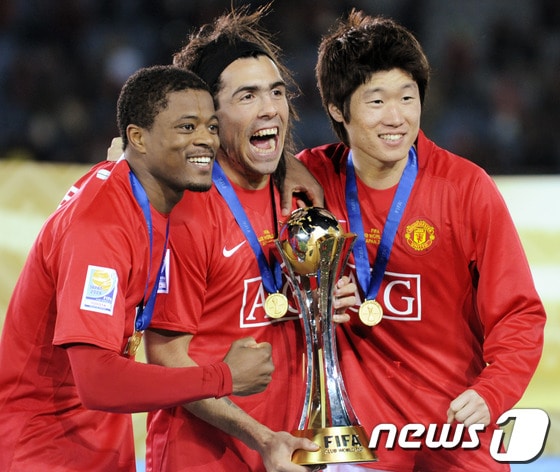 2008년 맨체스터 유나이티드 소속으로 FIFA 클럽 월드컵에서 우승을 차지하고 에브라, 테베스, 박지성(왼쪽부터)이 환호하고 있다.© AFP=News1  