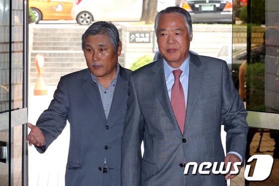 임경묵 전 국가안보전략연구소 이사장(오른쪽)/뉴스1