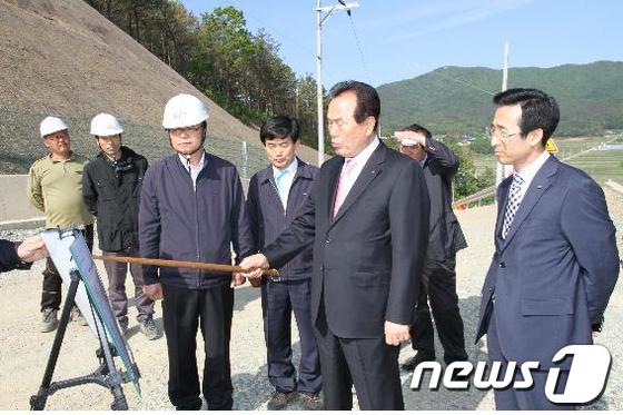 박재순 사장은 14일 전남 보성 봉산지구 다목적농촌용수사업 현장을 방문해 우기대비 공사진척사항과 안전사고 예방을 당부하고 공사 관계자들을 격려했다. /사진제공=한국농어촌공사 전남지역본부© News1 