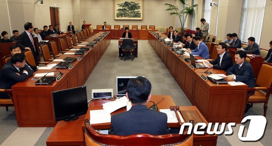 지난 15일 오후 서울 여의도 국회에서 열린 정치쇄신특별위원회 전체회의에서 의원들이 지방선거 정당공천제 개선에 관한 공청회 개최의 건에 대해 논의하고 있다. 2013.5.15/뉴스1 © News1 허경 기자
