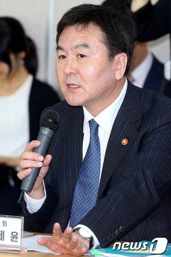 신제윤 금융위원장이 15일 오전 서울 강남구 역삼동 여성기업종합지원센터에서 열린 금융위원장-여성기업 간담회에서 모두발언을 하고 있다. 201.5.15 머니투데이/뉴스1 © News1   