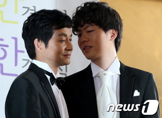 커밍아웃한 영화감독 김조광수와 그의 19세 연하 동성 애인인 김승환씨가 15일 오후 서울 동작구 한 극장에서 결혼을 발표하는 기자회견을 하고 있다. 2013.5.15 머니투데이/뉴스1 © News1