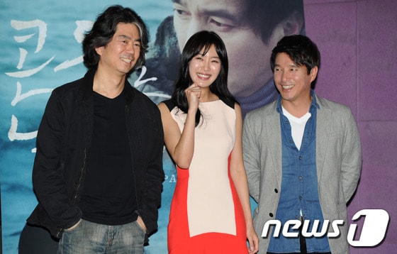 전수일 감독, 배정화, 조재현이 15일 오후 서울 왕십리 CGV에서 열린 '콘돌은 날아간다' 언론시사 및 기자간담회에서 포즈를 취하고 있다. 2013.5.15 머니투데이/뉴스1 © News1   