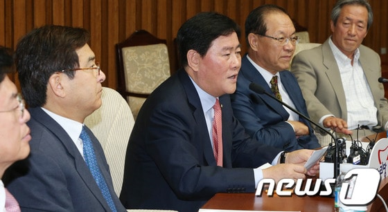 최경환 새누리당 원내대표. 2013.5.16/뉴스1 © News1 송원영 기자