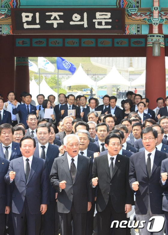 민주당 김한길 대표와 전병헌 원내대표를 비롯한 민주당 지도부는 16일 국립 5.18민주묘지 '민주의 문' 앞에서 '을(乙)을 위한 민주당 광주선언'을 발표한 후 임을 위한 행진곡을 부르고 있다. 2013.5.16 /뉴스1 © News1 김태성 기자
