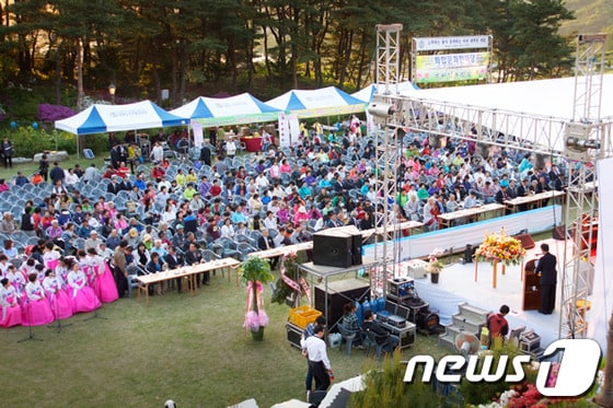 석가탄신일을 앞두고 16일 원주 성문사에서 연등을 밝히는  점등식이 거행됐다© News1 김종길 기자