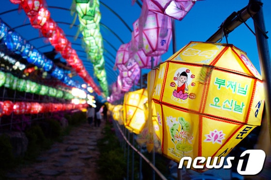 원주 성문사 입구에 달려 있는 연등 © News1 김종길 기자